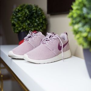 Nike Roshe One Women’s 9.5 NIB